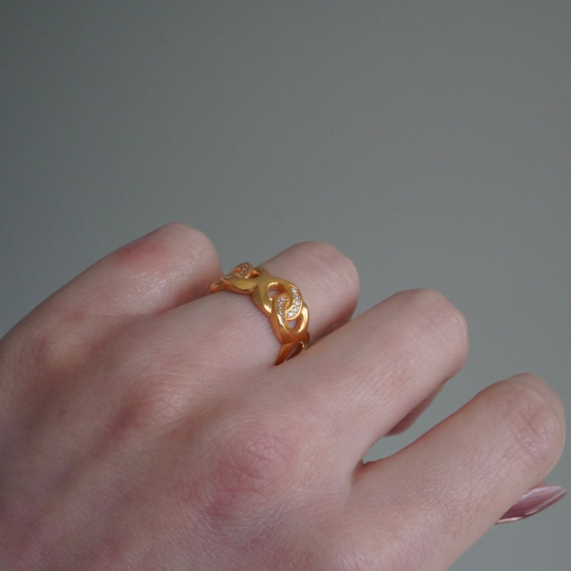 The Aurelia Loop Ring