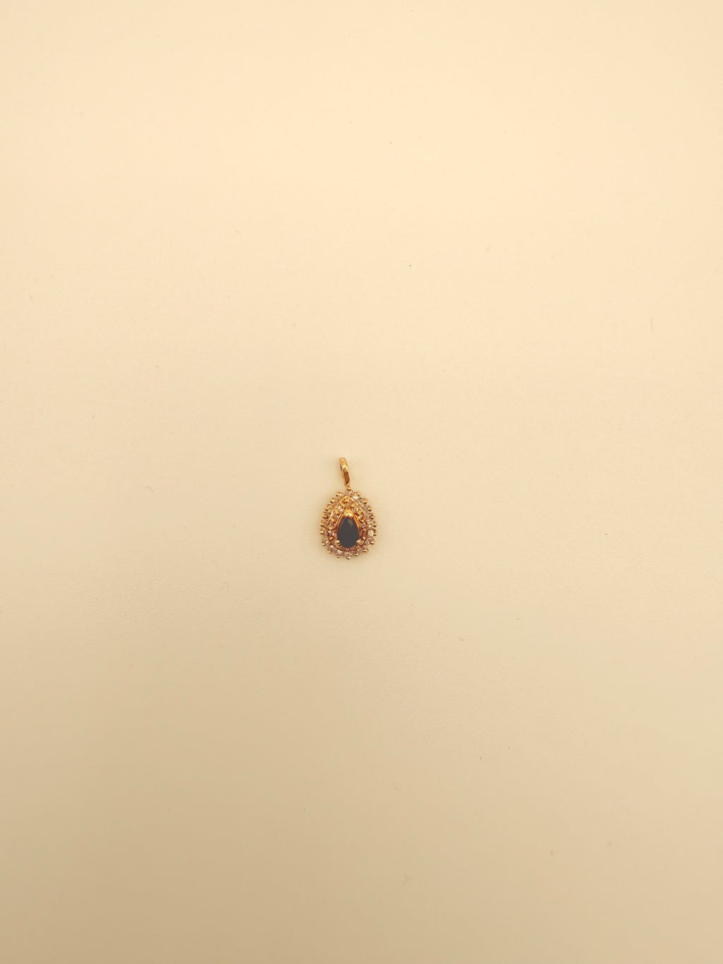 The Elara Pendant