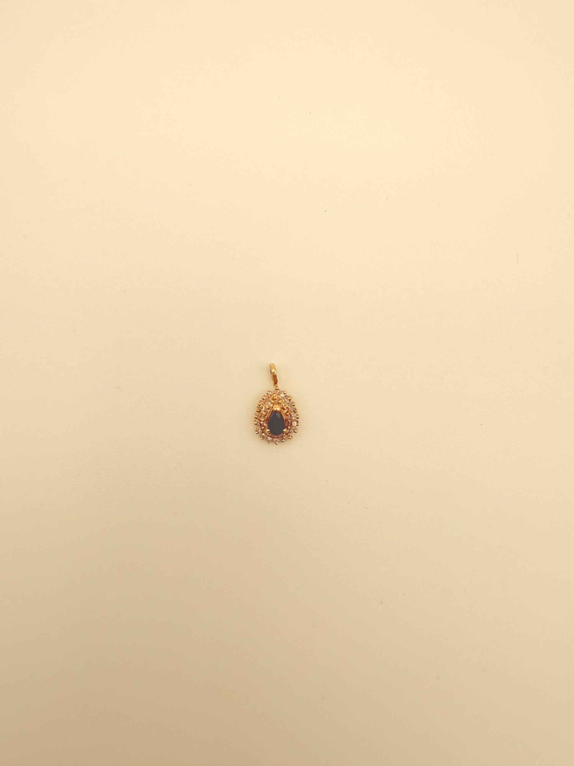The Elara Pendant