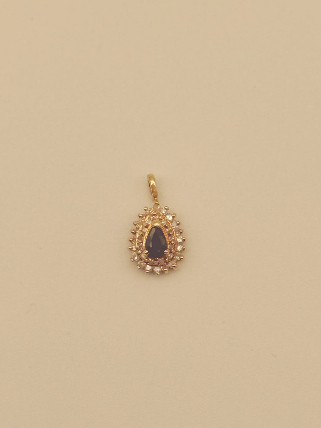 The Elara Pendant