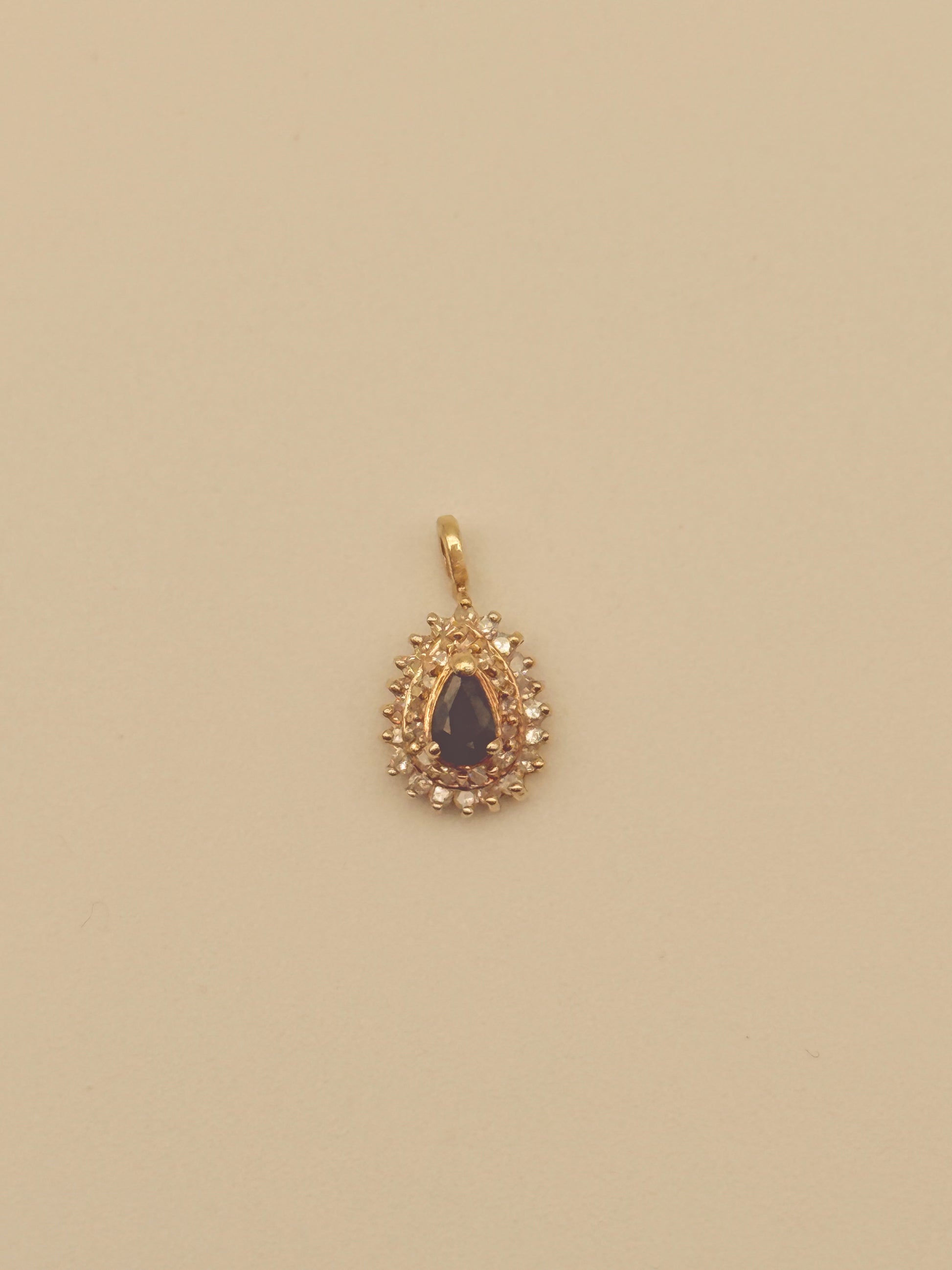 The Elara Pendant